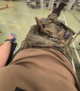 Yvonne – Soldatin der Bundeswehr während einer Blutspende in Dienstuniform