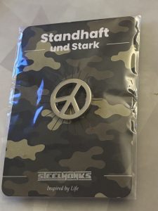 Steelmonks Pins auf Tarnkarton – hochwertig gefertigte Symbole aus Metal