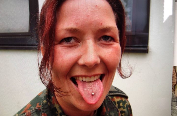 Junge Bundeswehrsoldatin in Flecktarnuniform lächelt in die Kamera – frühe Dienstjahre, persönlicher Karrierebeginn