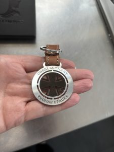 Steelmonks Giveaway Schlüsselanhänger mit Gravur Oberleutnant Yvonne Spauke für Einsatzkräfte