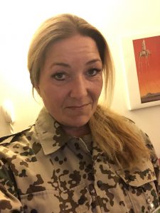 Bundeswehrsoldatin im Apartment während des Einsatzes in Rom