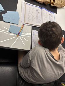 👉 Hausaufgaben mit Kindern – Lernen mit Englisch-Vokabeln am Küchentisch