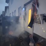 Halloween mit Kindern – geschmücktes Haus mit Nebelmaschine