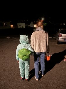 Halloween mit Kindern – Spaziergang durch die Nachbarschaft mit Süßigkeitenrunde