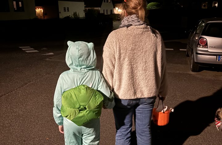 Halloween mit Kindern – Spaziergang durch die Nachbarschaft mit Süßigkeitenrunde
