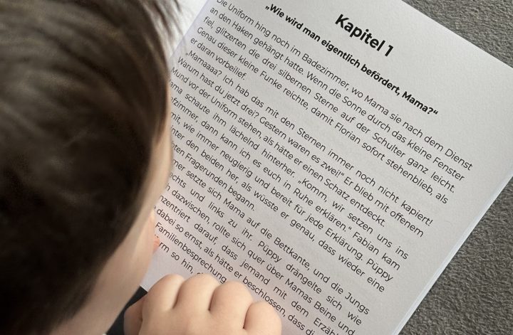 Der kleine freut sich so sehr, das sein Buch heute angekommen ist