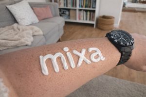 Mixa Balm Cica+ im Produkttest auf dem Arm bei Neurodermitis