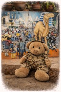 Teddybär in Bundeswehr Uniform vor dem Bistro Camel in Bamako Mali während eines Auslandseinsatzes