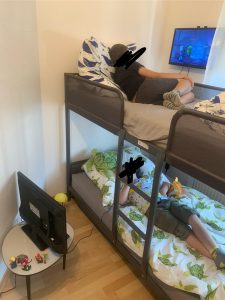 Kinder im Doppelstockbett während erstes Jahr zu dritt nach der Trennung