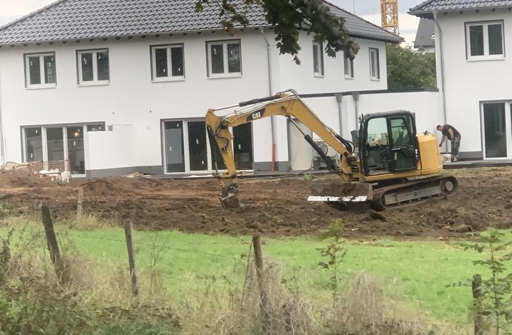 Haus nach Trennung mit Kindern – Baustelle im Garten beim Neubau