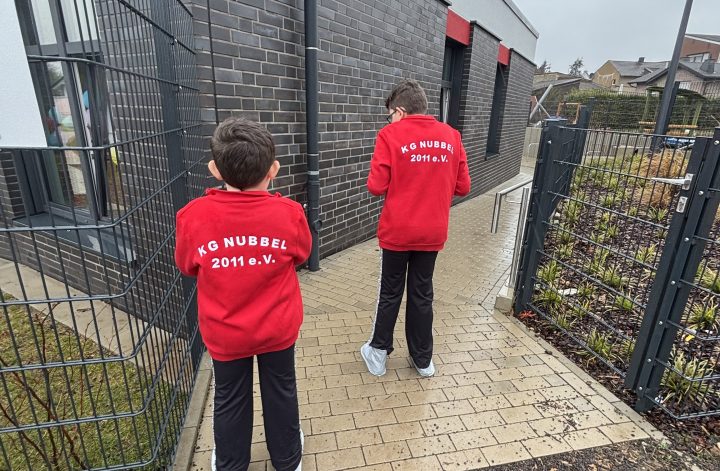 Kinder der KG Nubbel in Vereinsjacken während der Karnevalssession