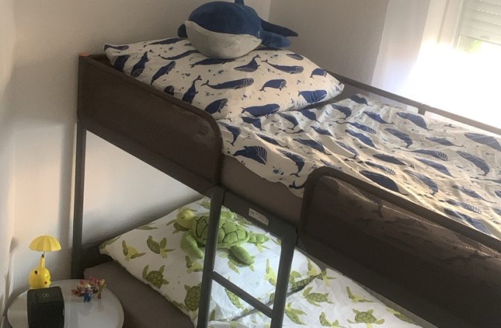 Schrankzimmer mit Doppelstockbett nach Trennung in kleiner Dienstwohnung