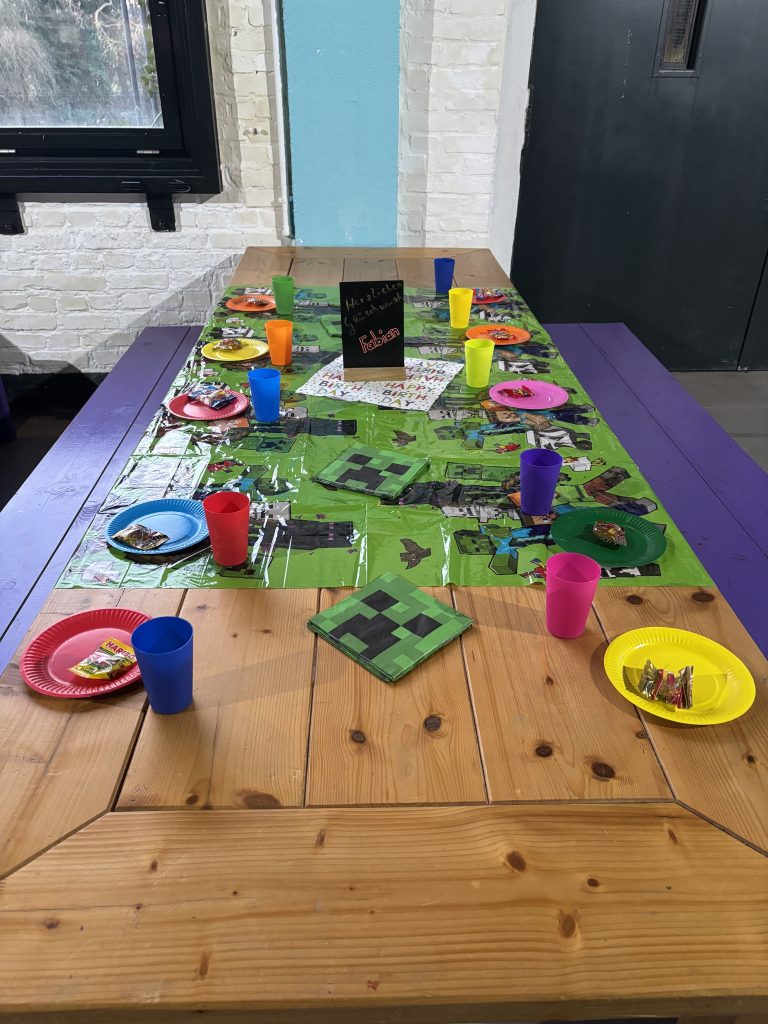 Alltag als Mutter beim Vorbereiten eines Kindergeburtstags in der Eifeler Spielfabrik