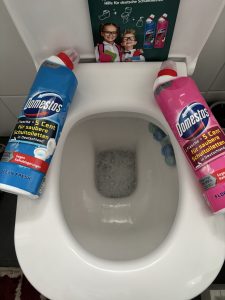 Domestos WC Gel Anwendung in der Toilette im Alltagstest