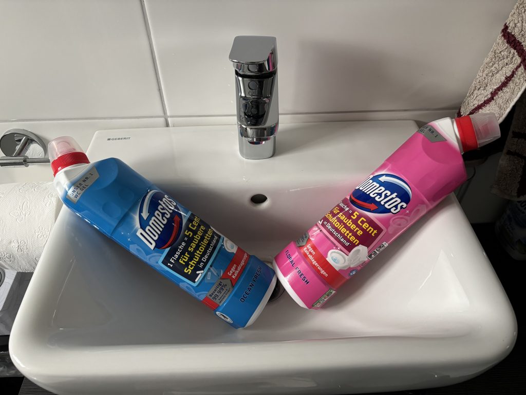 Domestos WC Gel Ocean Fresh und Floral Fresh im Badezimmer