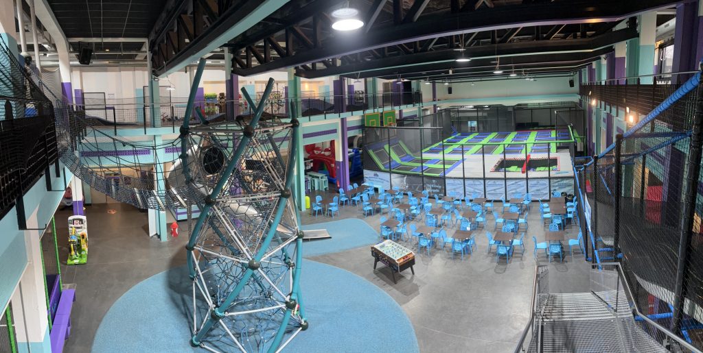 Leere Eifeler Spielfabrik vor Kindergeburtstag im Alltag als Mutter