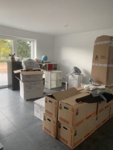 Haus nach Trennung mit Kindern – Umzugskartons im Wohnzimmer