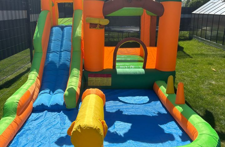 Hüpfburg im Garten komplett aufgebaut mit Rutsche und Sprungbereich