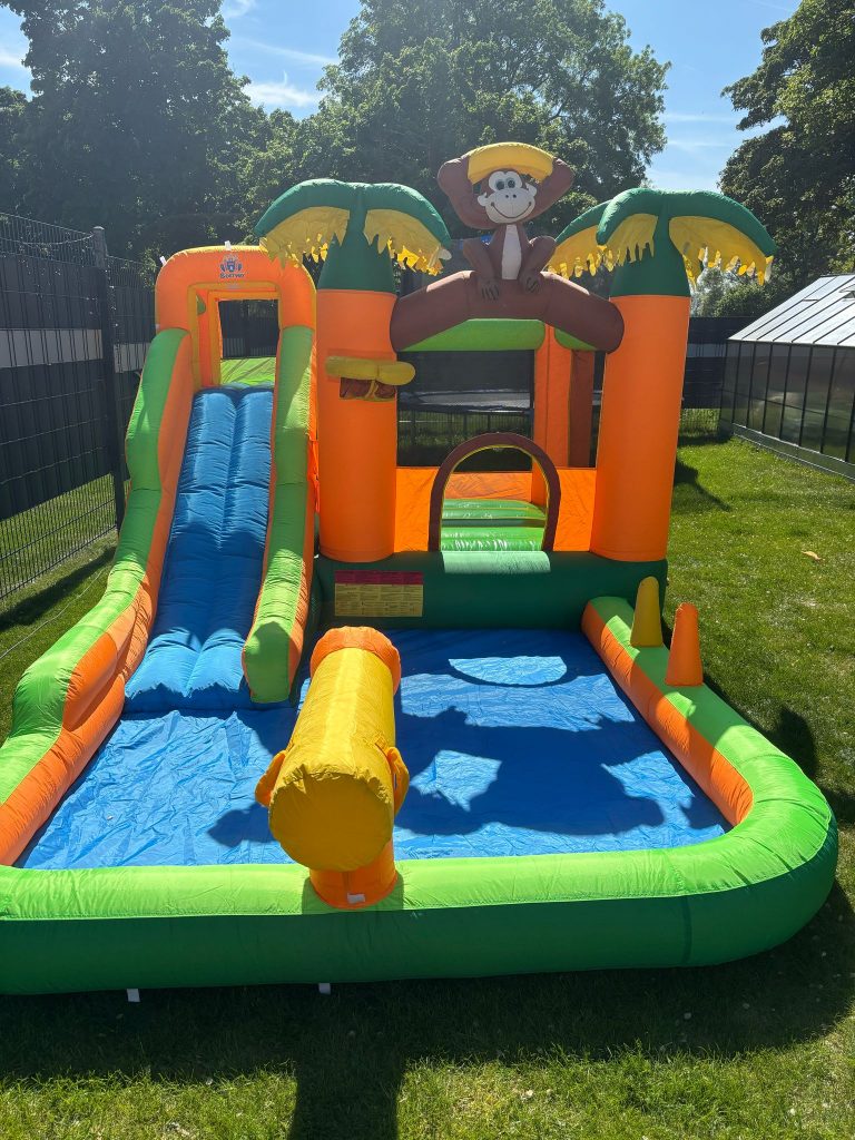 Hüpfburg im Garten komplett aufgebaut mit Rutsche und Sprungbereich