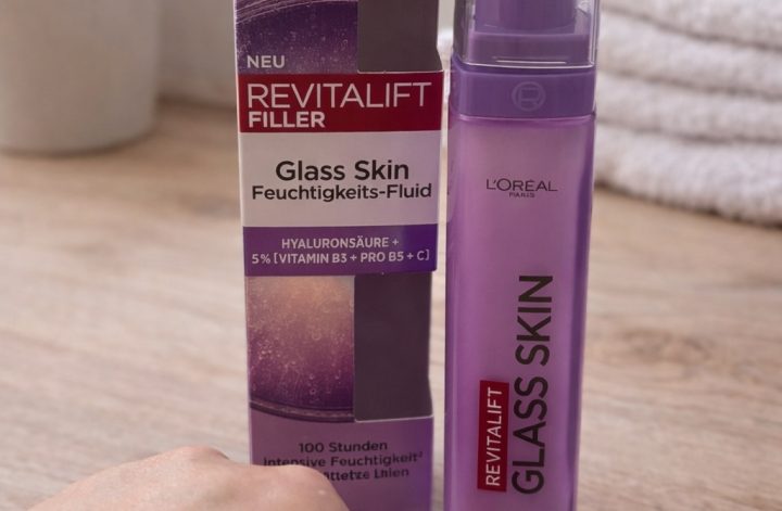 L’Oréal Revitalift Filler Glass Skin Feuchtigkeitsfluid im Produkttest mit aufgetragener Textur auf der Hand