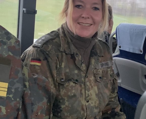 Mama Soldatin in Bundeswehr Uniform im Alltag