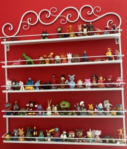 Tonie Regal im Kinderzimmer mit vielen bunten Tonie Figuren