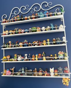 Tonie Sammlung im Kinderzimmer mit vielen Tonie Figuren im Regal