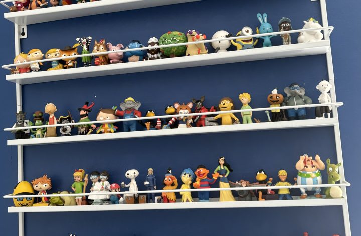 Tonie Sammlung im Kinderzimmer mit vielen Tonie Figuren im Regal