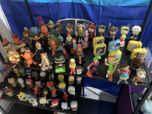 Viele Tonie Figuren in einem Regal im Kinderzimmer