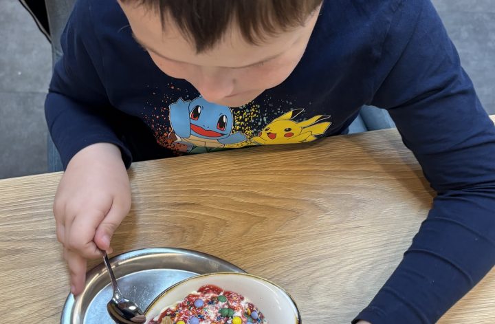 Alltag Soldatin Mama mit Kindern in der Eisdiele