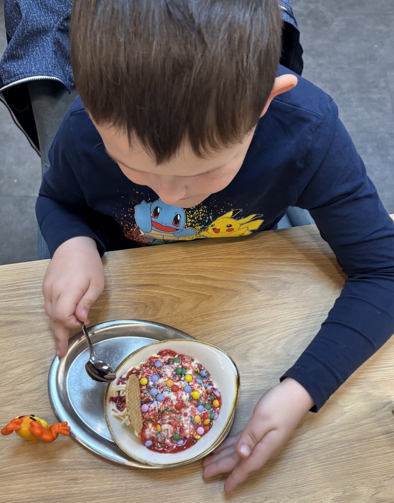 Alltag Soldatin Mama mit Kindern in der Eisdiele