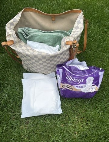 Always Discreet Test mit Handtasche und Produkt im Alltag