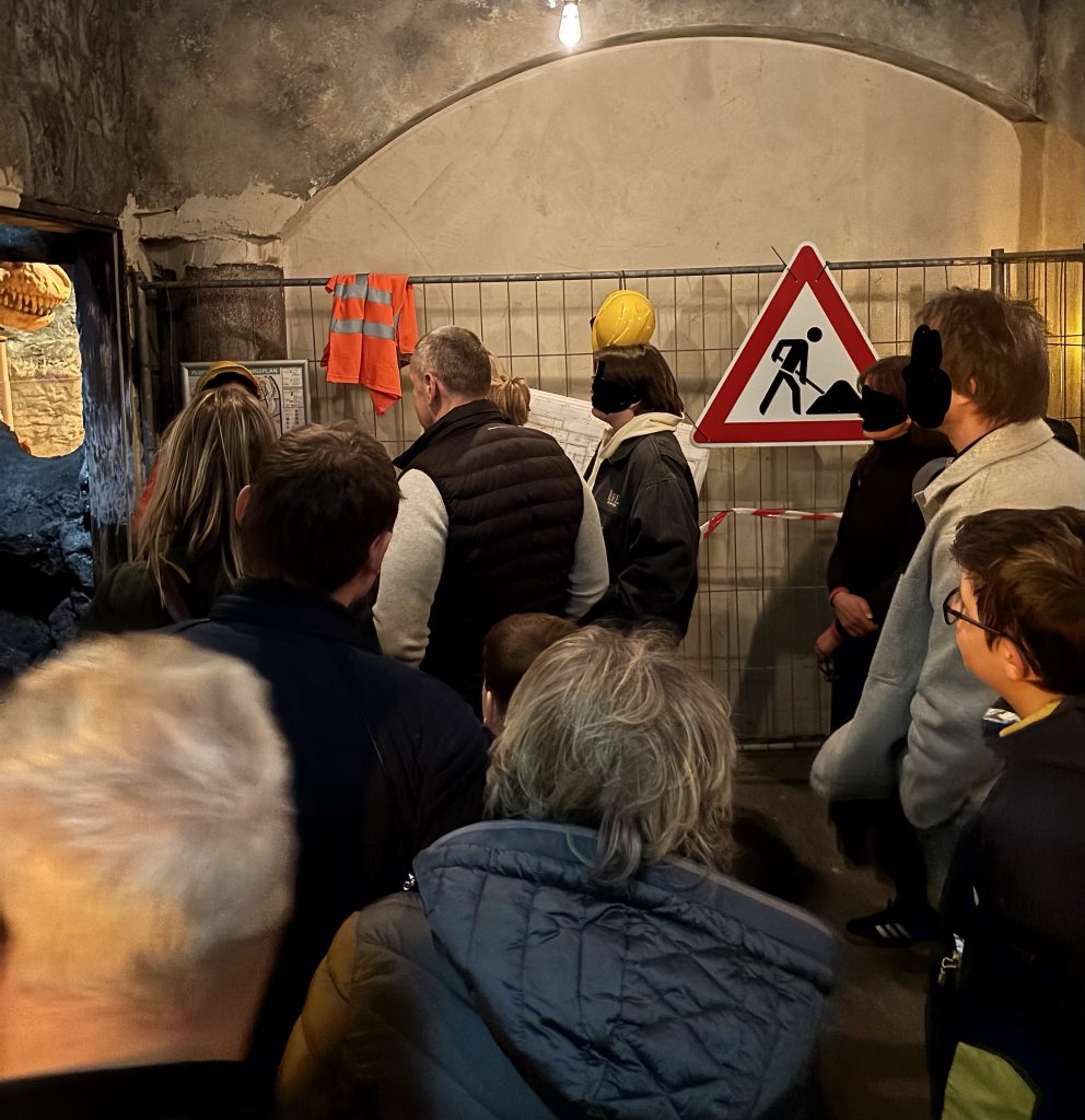 Eingang der DinoXperience Königswinter mit Baustellen Kulisse und Besuchern