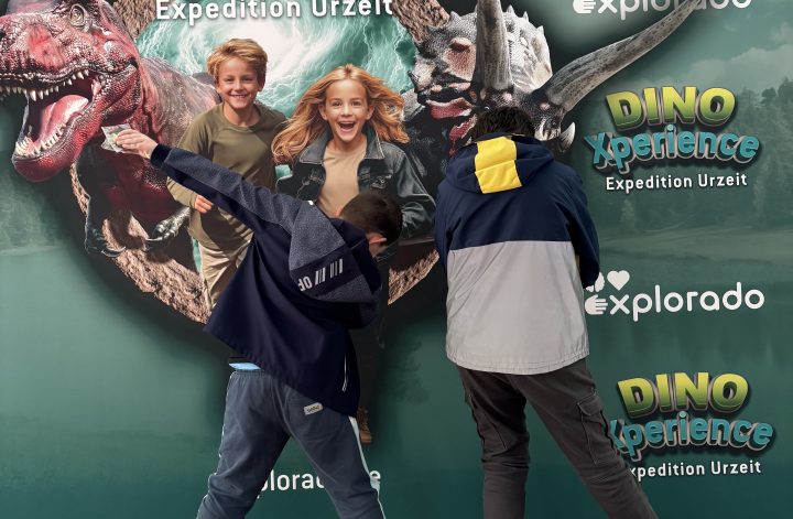 Kinder vor der DinoXperience Königswinter Ausstellung beim Familienausflug