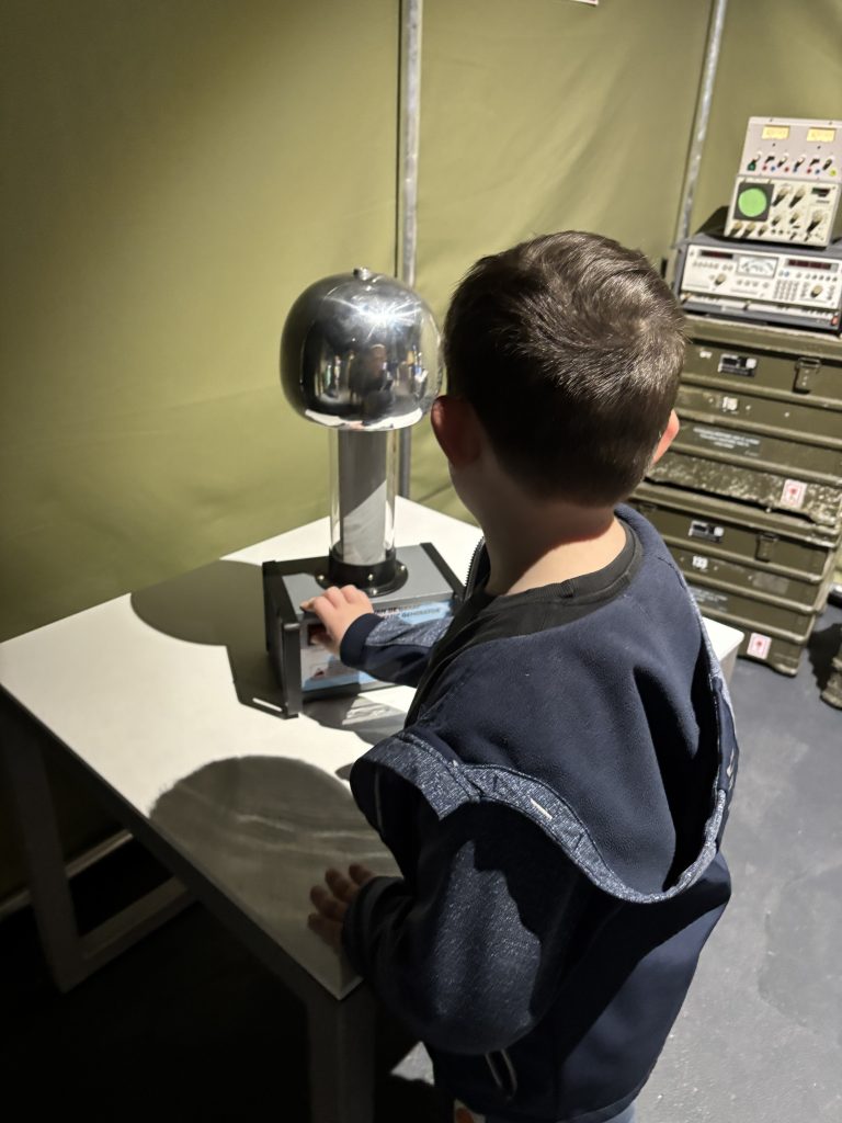 Flo experimentiert im Labor Bereich der DinoXperience Königswinter