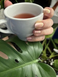 Essie Gel Couture Nägel im Alltag mit Kaffee