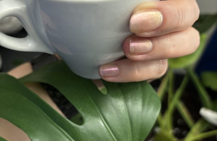 Essie Gel Couture Nägel im Alltag mit Kaffee