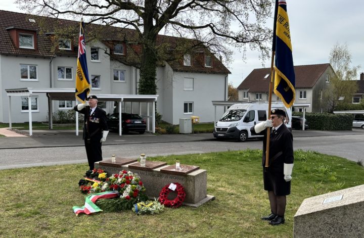 Gedenkfeier Bielefeld Karfreitagsgefecht Denkmal mit Kränzen