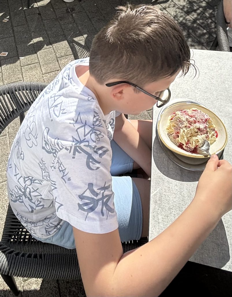Junge isst Eis beim Stadtfest Euskirchen