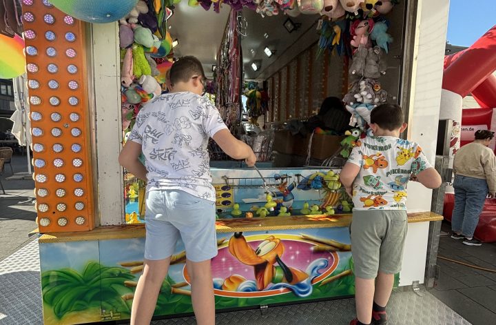 Zwei Kinder beim Entenangeln auf dem Stadtfest Euskirchen 2026