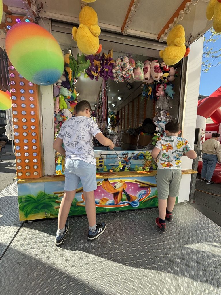 Zwei Kinder beim Entenangeln auf dem Stadtfest Euskirchen 2026