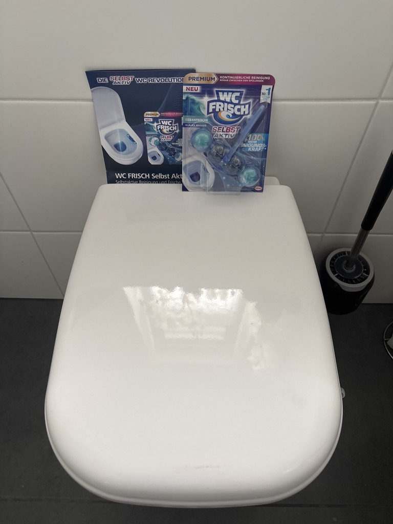 WC Frisch Selbst Aktiv Ozeanfrische vor der Anwendung auf einem WC Deckel