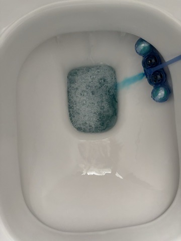 WC Frisch Selbst Aktiv Ozeanfrische mit blauem Wasser beim Spülen