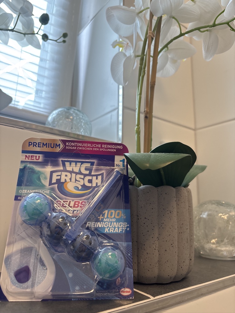 Verpackung von WC Frisch Selbst Aktiv Ozeanfrische im Badezimmer