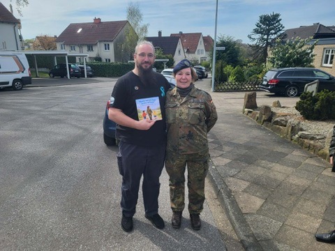 Soldatin mit Buch und Patrick Leichert Gedenkfeier Bielefeld