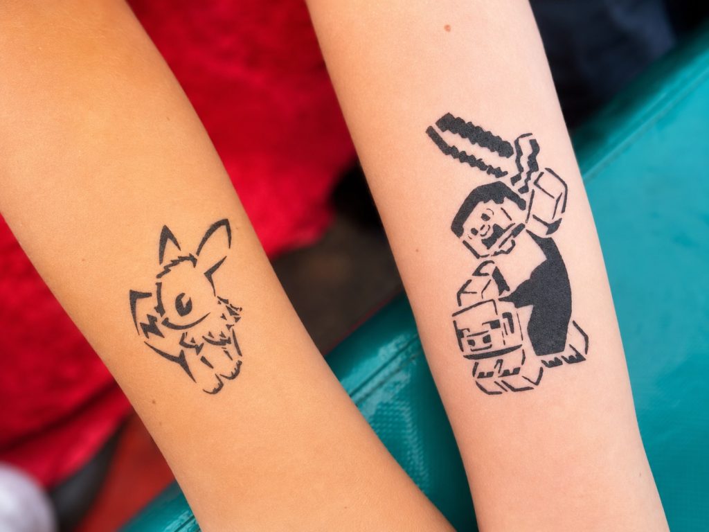 Airbrush Tattoo auf Kinderarm auf der Kirmes Euskirchen