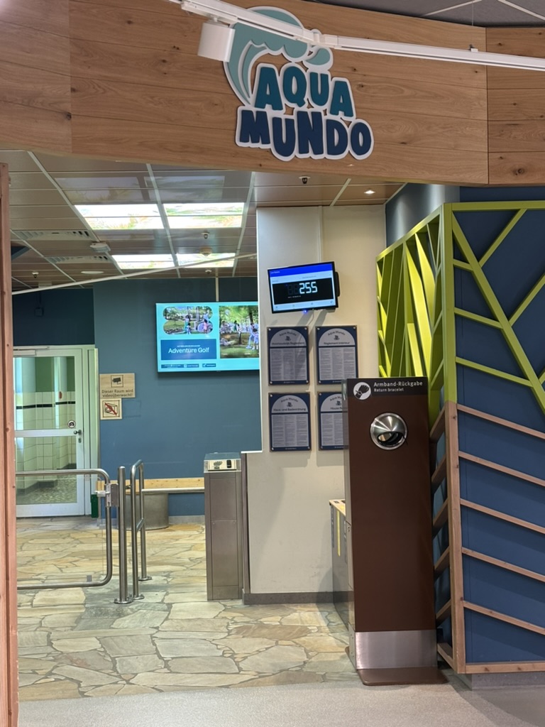 Eingang zum Aqua Mundo im Center Parcs Eifel mit Drehkreuz und Armband Zugang