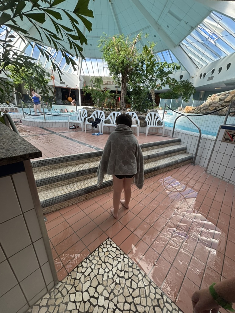 Innenbecken im Aqua Mundo Center Parcs Eifel mit Kinderbereich und Rutschen