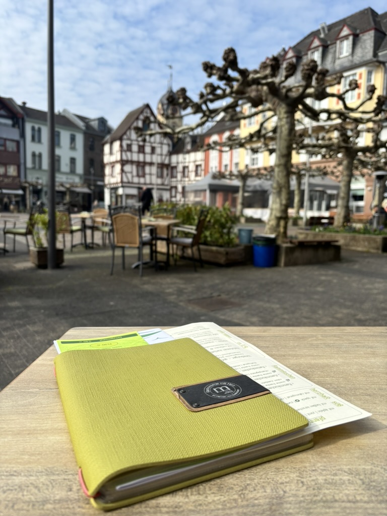 Tisch mit Speisekarte im Café Markt 10 Euskirchen am Marktplatz