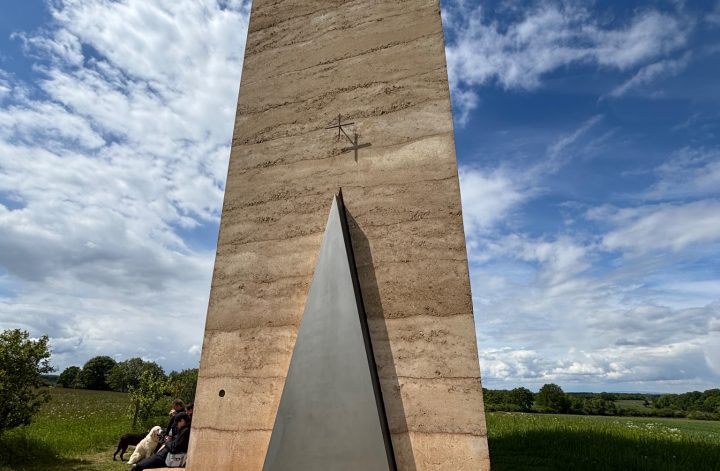 Bruder Klaus Kapelle in Mechernich mit hohem Bau und blauem Himmel